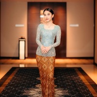 Rambutnya tampak rapih dengan sanggul klasik. “Selamat abii,” tulis Zize dalam keterangan unggahannya di Instagram. Foto: Instagram/@azizahsalsha_