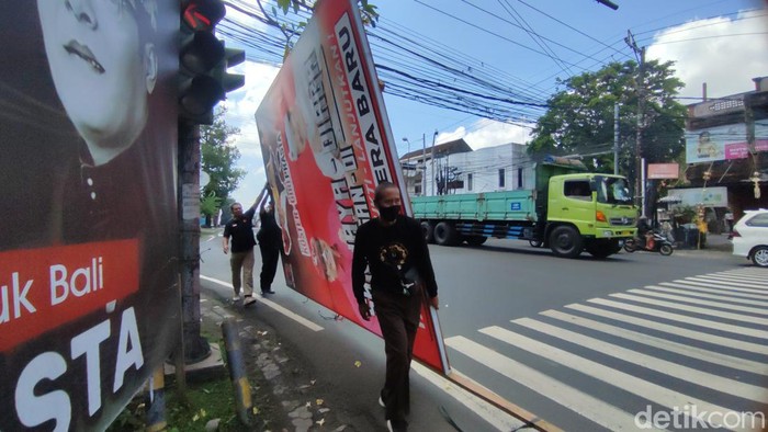 Penertiban baliho di Tabanan, Rabu (2/10/2024). (Ahmd Firizqi Irwan/detikBali)
