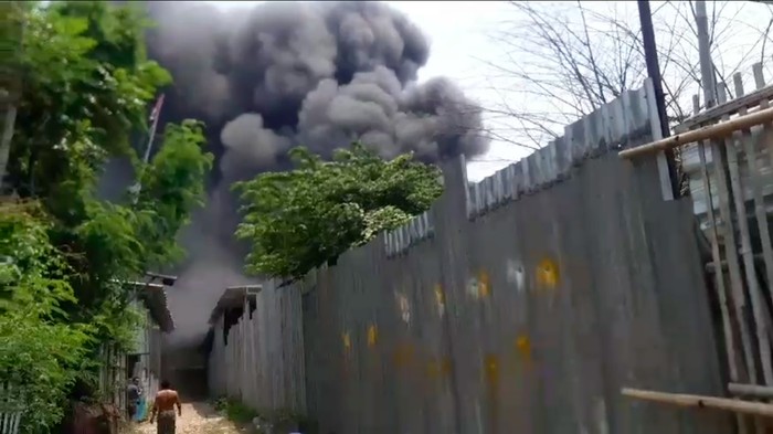 Bangunan semipermanen jenis lapak di Kalideres, Jakarta Barat (Jakbar), dilanda kebakaran. Hampir 100 petugas pemadam kebakaran (damkar) dikerahkan ke lokasi. (dok Istimewa)