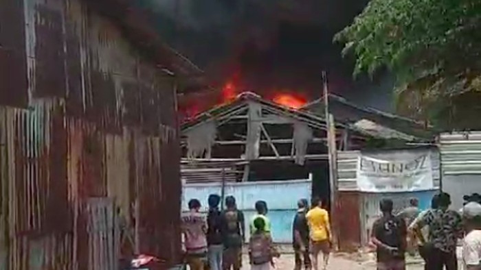 Bangunan semipermanen jenis lapak di Kalideres, Jakarta Barat (Jakbar), dilanda kebakaran. Hampir 100 petugas pemadam kebakaran (damkar) dikerahkan ke lokasi. (dok Istimewa)