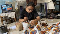 Pemilik galeri itu adalah Wulan Sektiasih. Ia sudah membuka galerinya sejak tahun 2016 di Putat Jaya Bar. VI B No.8, Kec. Sawahan, Surabaya, atau kawasan Jarak yang juga merupakan eks lokalisasi prostitusi.