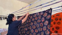 Per bulannya galeri itu bisa memproduksi 150-200 kain batik bercorak khas Kota Surabaya.