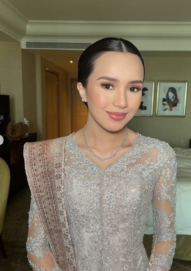 Tampilannya juga dilengkapi dengan gaya sanggul sleek yang rapi. Aktris 21 tahun itu menggunakan makeup lembut dengan nuansa pink muda. Foto: dok. Instagram Beby Tsabina