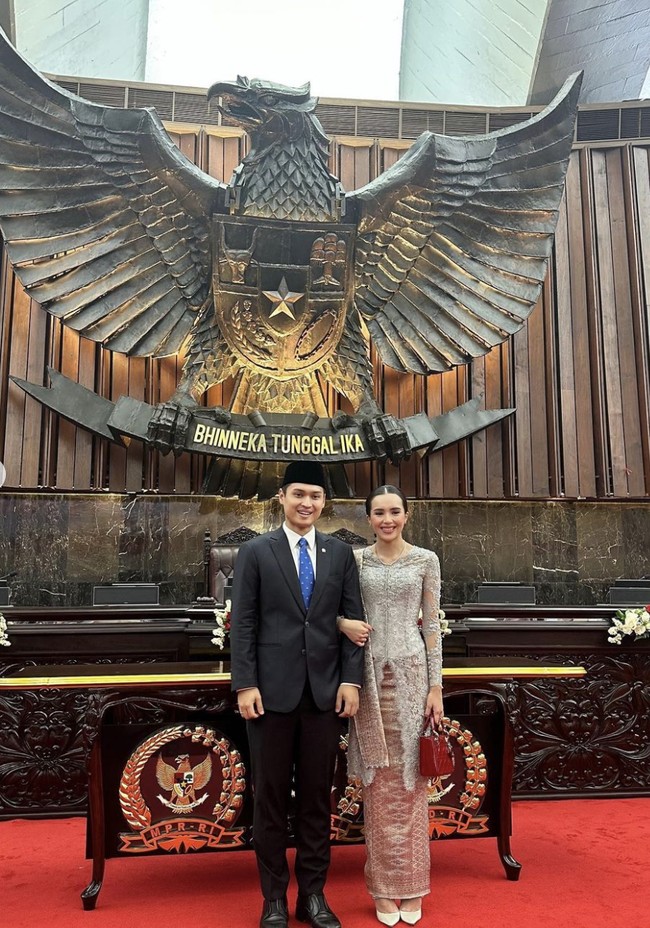 Pada pelantikan DPR RI 2024, Beby Tsabina tampil anggun dan elegan mendampingi suaminya, Rizki Natakusumah yang dilantik sebagai anggota DPR untuk Dapil Banten 1. Foto: dok. Instagram Beby Tsabina