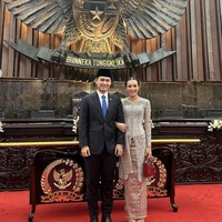 Pada pelantikan DPR RI 2024, Beby Tsabina tampil anggun dan elegan mendampingi suaminya, Rizki Natakusumah yang dilantik sebagai anggota DPR untuk Dapil Banten 1. Foto: dok. Instagram Beby Tsabina