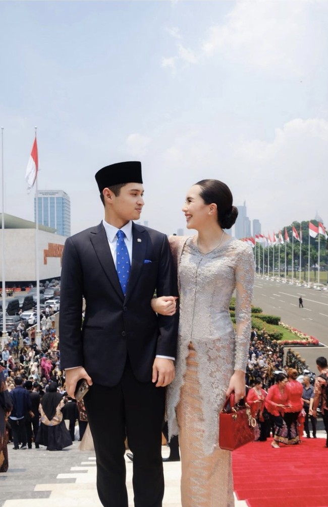Dalam kesempatan ini, Beby tampil dalam balutan kebaya warna abu-abu silver rancangan Wiranti Kurnia yang menjadi deainer.  Foto: dok. Instagram Beby Tsabina