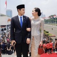 Dalam kesempatan ini, Beby tampil dalam balutan kebaya warna abu-abu silver rancangan Wiranti Kurnia yang menjadi deainer.  Foto: dok. Instagram Beby Tsabina