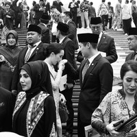 Momen penuh haru dan bahagia terlihat ketika Beby mencium tangan sang suami setelah Rizki resmi dilantik. Tak hanya mendampingi, Beby juga memberikan dukungan moral, terlihat dari unggahan di media sosialnya yang menyemangati sang dengan pesan manis, “Selamat, sayang! Bismillah.” Foto: dok. Instagram Beby Tsabina