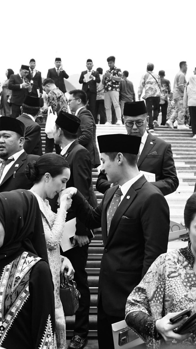 Momen penuh haru dan bahagia terlihat ketika Beby mencium tangan sang suami setelah Rizki resmi dilantik. Tak hanya mendampingi, Beby juga memberikan dukungan moral, terlihat dari unggahan di media sosialnya yang menyemangati sang dengan pesan manis, “Selamat, sayang! Bismillah.” Foto: dok. Instagram Beby Tsabina