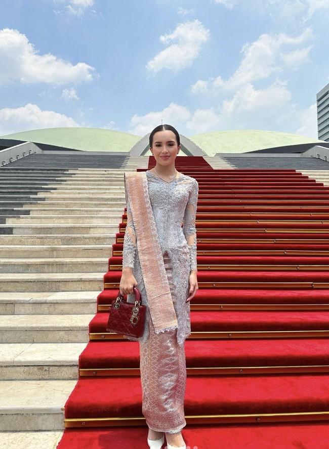 Meski tampil sederhana, Beby Tsabina tetap tampak mewah dengan aksesoris minimalis seperti kalung dan cincin berlian. Pilihan tas Lady Dior merah yang ia jinjing, seharga sekitar Rp 100 juta, menambah sentuhan mewah pada keseluruhan penampilannya. Foto: dok. Instagram Beby Tsabina