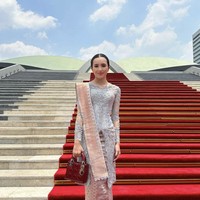 Meski tampil sederhana, Beby Tsabina tetap tampak mewah dengan aksesoris minimalis seperti kalung dan cincin berlian. Pilihan tas Lady Dior merah yang ia jinjing, seharga sekitar Rp 100 juta, menambah sentuhan mewah pada keseluruhan penampilannya. Foto: dok. Instagram Beby Tsabina