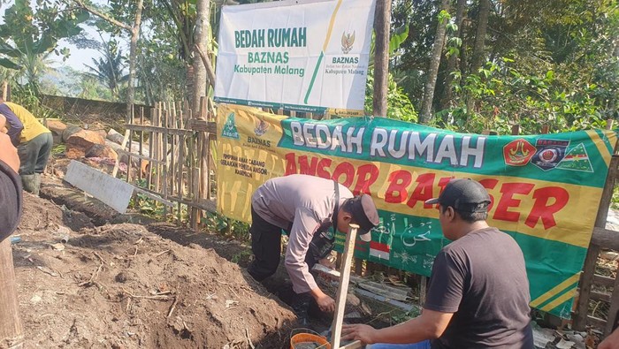 Bedah rumah warga Desa Wonoagung, Kecamatan Kasembon, Malang