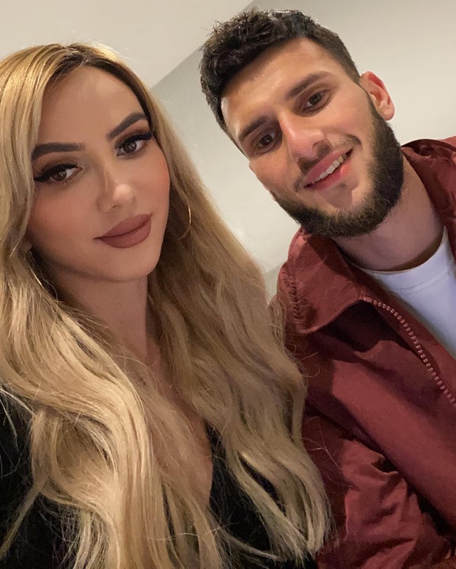 Dalam foto lain yang mengabadikan kebersamaan ibu dan anak tersebut, Blerta menulis, “Ketika ada ada bersamamu, hatiku tersenyum,” ujarnya. Foto: Instagram Blerta Dajaku