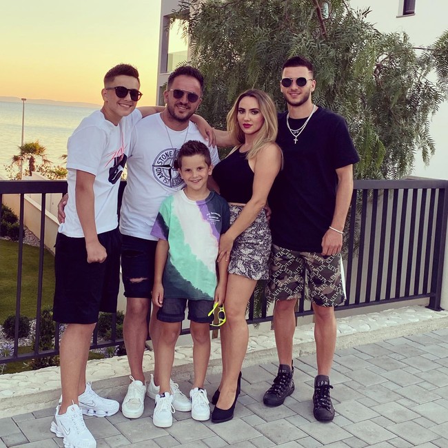 “Leon tersayang, babak baru hidupmu sudah dimulai di Kroasia. semoga Tuhan punya memberimu terbaik dan semoga kamu sehat dan bahagia. Kami mencintaimu, dari keluargamu,” tulisnya.Foto: Instagram Blerta Dajaku