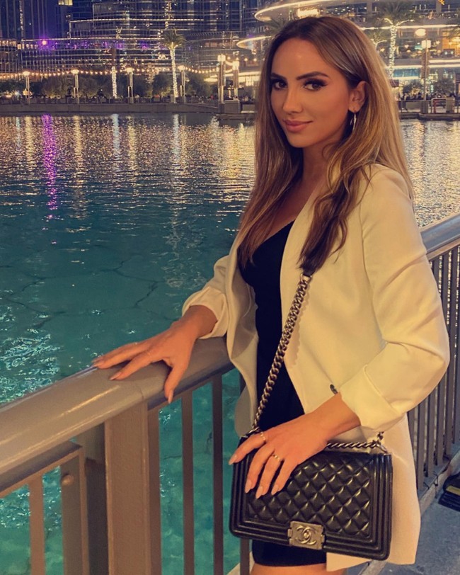 Wanita itu sendiri disebut sebagai seorang ahli kecantikan. Di media sosial, ia sering membagikan kesehariannya di klinik sekaligus berbagi berbagai ‘treatment’ yang dilakukan untuk terlihat awet muda sepertinya.Foto: Instagram Blerta Dajaku