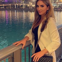 Wanita itu sendiri disebut sebagai seorang ahli kecantikan. Di media sosial, ia sering membagikan kesehariannya di klinik sekaligus berbagi berbagai ‘treatment’ yang dilakukan untuk terlihat awet muda sepertinya.Foto: Instagram Blerta Dajaku