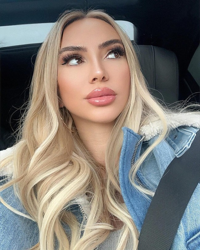 Blerta memang punya penampilan yang menawan. Banyak yang memujinya awet muda selagi wanita tersebut masih berusia 40 tahunan. Namun dilihat dari foto-foto lamanya, wajahnya memang seperti tidak berubah. Foto: Instagram Blerta Dajaku