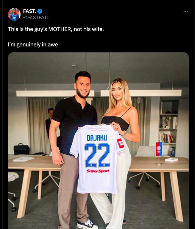 Foto pemain bola Leon Dajaku jadi viral beberapa waktu lalu. Bintang Hajduk Split tersebut diperbincangkan karena berpose dengan seorang wanita cantik dan seksi. Dikira pasangannya, wanita itu ternyata ibunya. Foto: Twitter