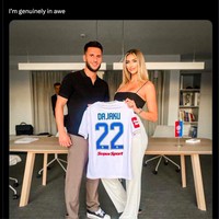 Foto pemain bola Leon Dajaku jadi viral beberapa waktu lalu. Bintang Hajduk Split tersebut diperbincangkan karena berpose dengan seorang wanita cantik dan seksi. Dikira pasangannya, wanita itu ternyata ibunya. Foto: Twitter