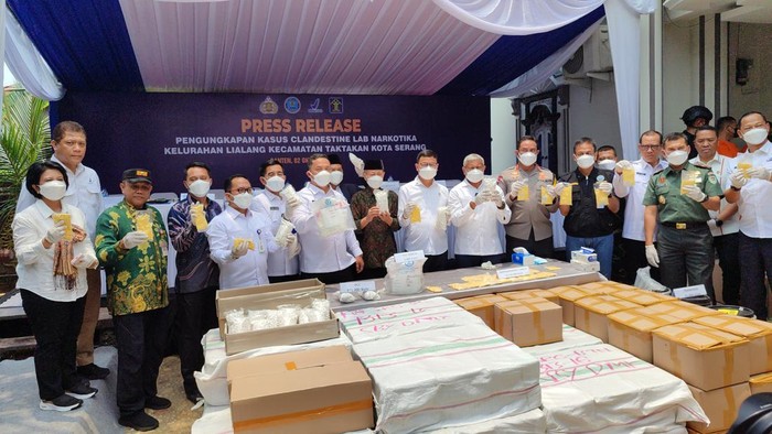 BNN RI bersama BPOM menunjukan barang bukti pil PCC dan bahan baku