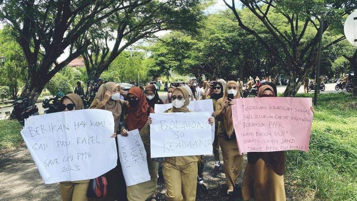 PPPK guru Pemkab Bolmong pun melakukan aksi unjuk rasa di Kantor Bupati Bolmong, Kecamatan Lolak pada Selasa (1/10).