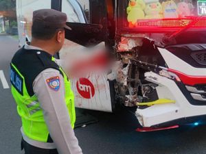 Bus Bagong Tabrak Motor Tewaskan 2 Orang di Tulungagung