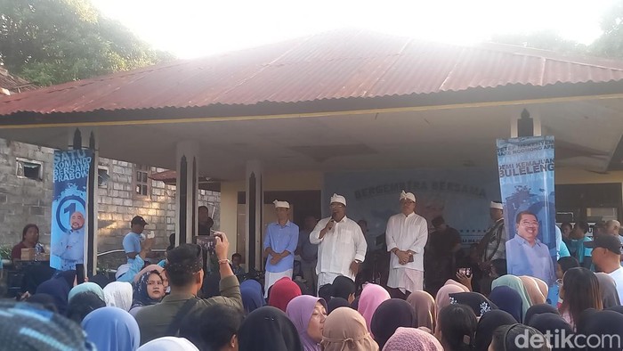 Calon Wagub Bali nomor urut 1, Putu Agus Suradnyana (PAS) berkampanye di Desa Tegallinggah, Kecamatan Sukasada, Buleleng, Rabu (2/10/2024) sore. (Made Wijaya Kusuma/detikBali)