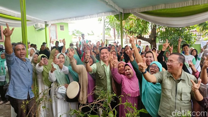 Calon Wali Kota Palembang Ratu Dewa membantah keterlibatan timnya dalam banner Ibu Cukup Menata Rumah.