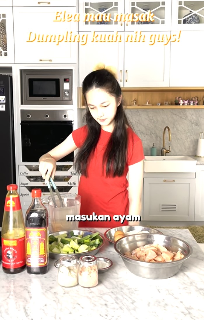 Cantik Bak Princess! Elea Anak Ussy-Andhika Masak Dumpling Kuah