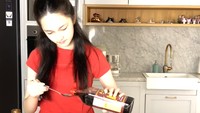 Adonan dumpling dibuat dari daging ayam, labu, telur dan beberapa bumbu seperti minyak wijen. Elea tampak luwes menyiapkan adonan dumpling nih! Foto: YouTube Ussy Andhika Official