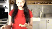 Selanjutnya, Elea memasukkan adonan ke kulit dumpling. Perlahan tapi pasti, ia bisa menyelesaikan tugas ini. Foto: YouTube Ussy Andhika Official