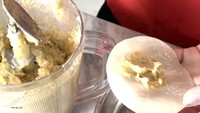 Begini penampakan proses mengisi adonan ke kulit dumpling yang dilakukan Elea seorang diri. Terampil ya? Foto: YouTube Ussy Andhika Official