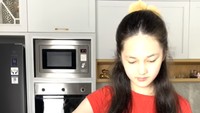 Elea terlihat menyendoki dumpling kuah yang sudah matang nih. Hmm.. Kelihatan nikmat ya? Foto: YouTube Ussy Andhika Official