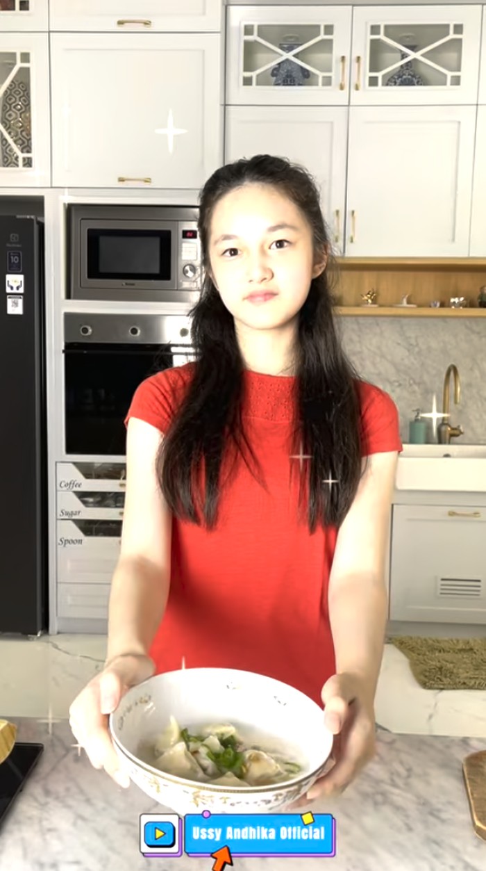 Cantik Bak Princess! Elea Anak Ussy-Andhika Masak Dumpling Kuah