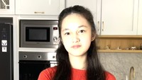 Ini dia seporsi dumpling kuah buatan Elea. Ia memberikan garnish potongan daun bawang supaya rasanya juga makin enak. Foto: YouTube Ussy Andhika Official