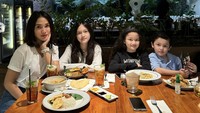 Elea adalah anak ketiga Andhika dan Ussy yang kini beranjak remaja. Elea (sebelah kanan Ussy) kini berusia 12 tahun. Foto: Instagram Ussy Pratama