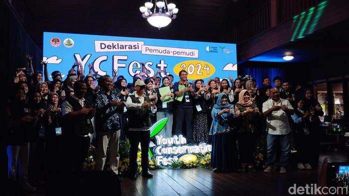 Deklarasi dibacakan oleh para peserta Youth Conservation Fest 2024. Acara tersebut diselenggarakan oleh KLHK, BRGM dan Institut Hijau Indonesia di Taman Wisata Alam Angke, Jakarta Utara, Rabu (2/10/2024). Foto: Fawdi/detikcom