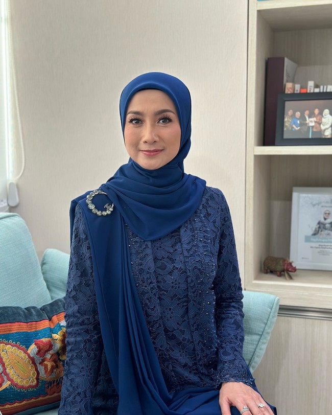 Kebaya biru juga menjadi pilihan Desy Ratnasari, anggota DPR RI dari fraksi Partai Amanat Nasional. Kebaya model kutu baru dibuat simple, hanya dihiasi payet di beberapa bagian. Selendang sebagai aksen mempermanis penampilannya. Foto: Instagram @desyratnasariterdepan