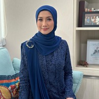 Kebaya biru juga menjadi pilihan Desy Ratnasari, anggota DPR RI dari fraksi Partai Amanat Nasional. Kebaya model kutu baru dibuat simple, hanya dihiasi payet di beberapa bagian. Selendang sebagai aksen mempermanis penampilannya. Foto: Instagram @desyratnasariterdepan