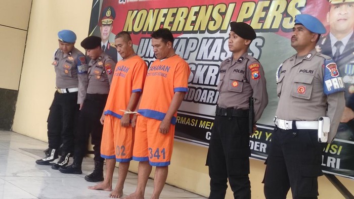 Dua pria di Sidoarjo yang viral pamer pistol