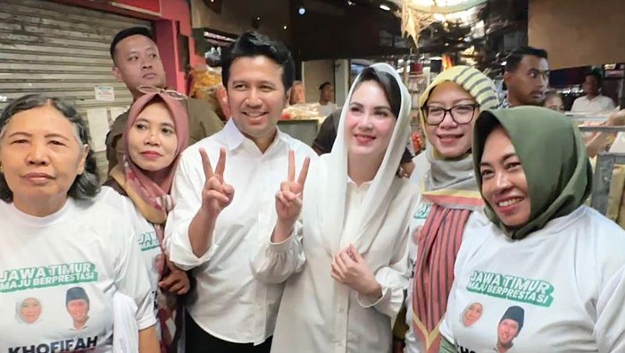 Emil Dardak dan Arumi Bachsin saat berkunjung ke Pasar Tanjung Anyar Kota Mojokerto.