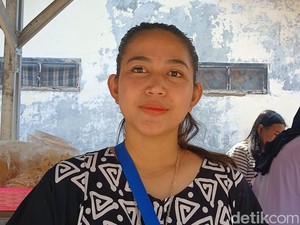 Bikin Ngiler, Jajan ke Warsun Viral Eriska Istri Young Lex