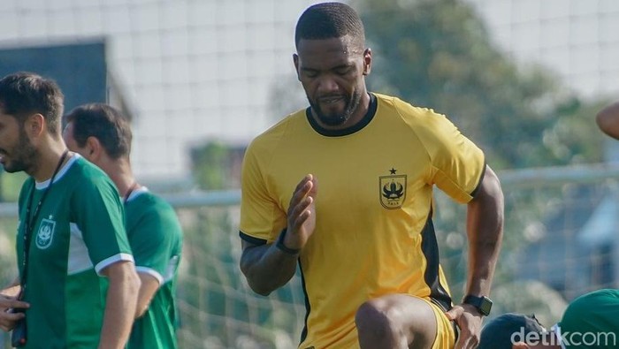 Penyerang PSIS asal Angola, Evandro Brandao dalam sesi latihan.