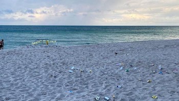 Pengunjung Pantai Vanderbilt, Napoli meninggalkan jejak berupa sampah. Foto: Demilked