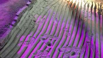 Taman zen yang diacak-acak oleh turis. Foto: Demilked