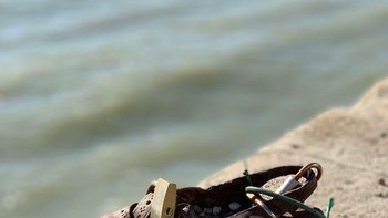 Para Turis Telah i Memasang Kunci Cinta Pada Sepatu Di Tepi Danube, Budapest. Padahal Sepatu Itu Sebuah Simbol Peringatan Untuk Mengenang Ribuan Orang Yang Dieksekusi Di Tepi Sungai Danube Selama Perang Dunia II Foto: Demilked