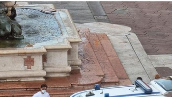 Turis Irlandia Di Bologna, Italia Didenda Masing-Masing €500 Setelah Mereka Menanggalkan Pakaian Dalam Mereka Dan Memasang Air Mancur Neptunus Foto: Demilked