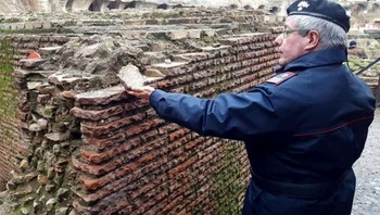 Setiap Tahun Banyak Turis Berhenti Dan Mencuri Potongan-Potongan Coliseum Di Roma Foto: Demilked
