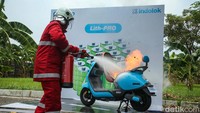 Tingginya populasi kendaraan listrik yang pesat perlu diimbangi dengan penggunaan APAR yang sesuai dengan perkembangan elektrifikasi. Dalam demo itu api berhasil dipadamkan dalam hitungan 8 detik.