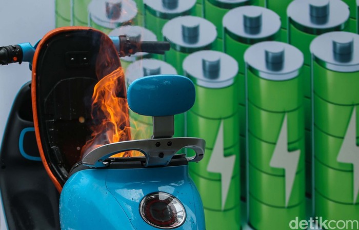 Meski tergolong aman, kendaraan listrik masih dapat terbakar terutama saat terjadinya reaksi pelarian termal. Begini caranya memadamkan api saat terjadi kebakaran motor listrik.